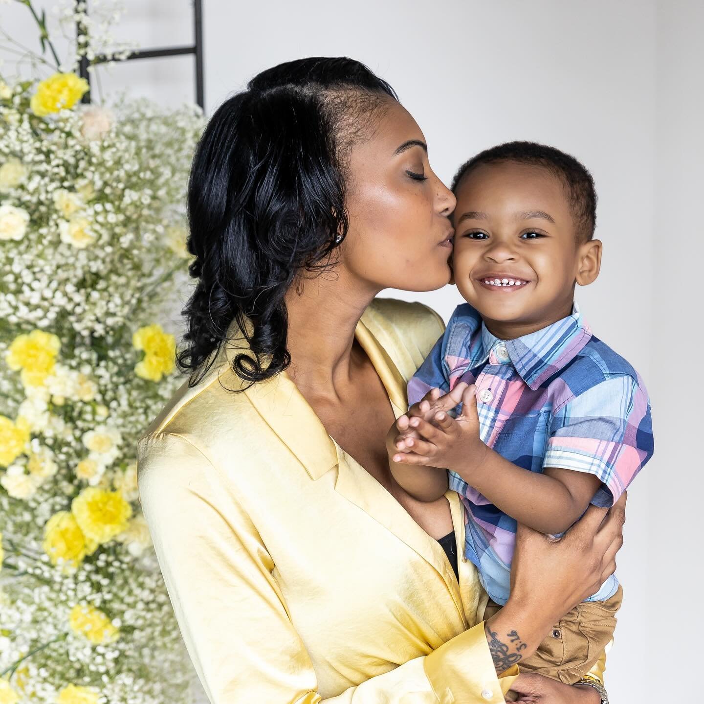 This is my third year photographing the amazing families at @isaiahhouseeastorange with a backdrop of stunning florals by @wildlyfloral.co - so grateful they are sponsored by Ann Laskowski @welcomehomenj this year- can&rsquo;t wait to show you!! 🌼 W