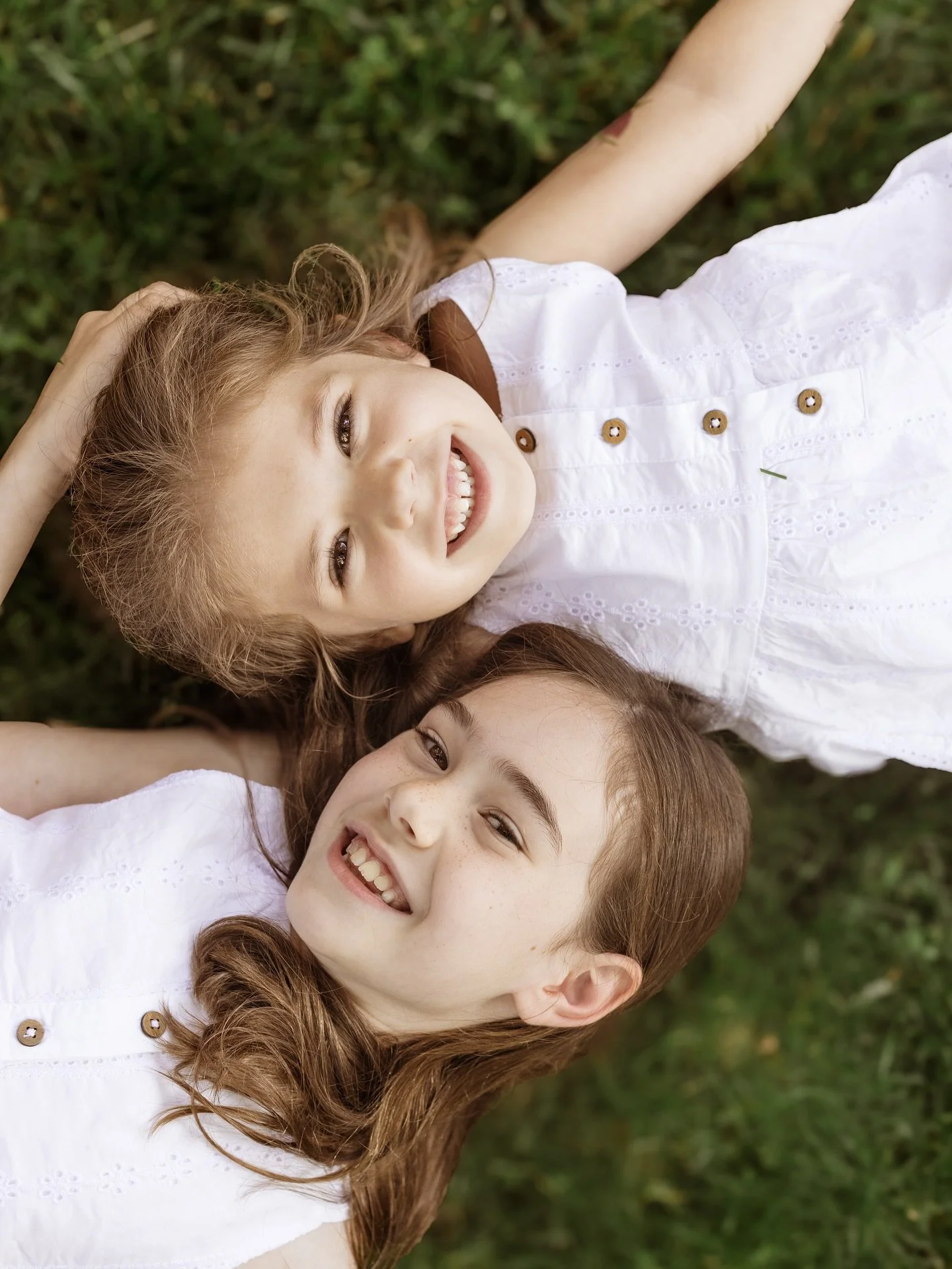 These sweet sisters!! 💕 I&rsquo;ve been photographing them since big sis was a toddler- they are the best. 💖 Not enough slides to post all of the adorable shots! Swipe through 🫧👯&zwj;♀️

Guess what - my fall calendar is opening a lot earlier this
