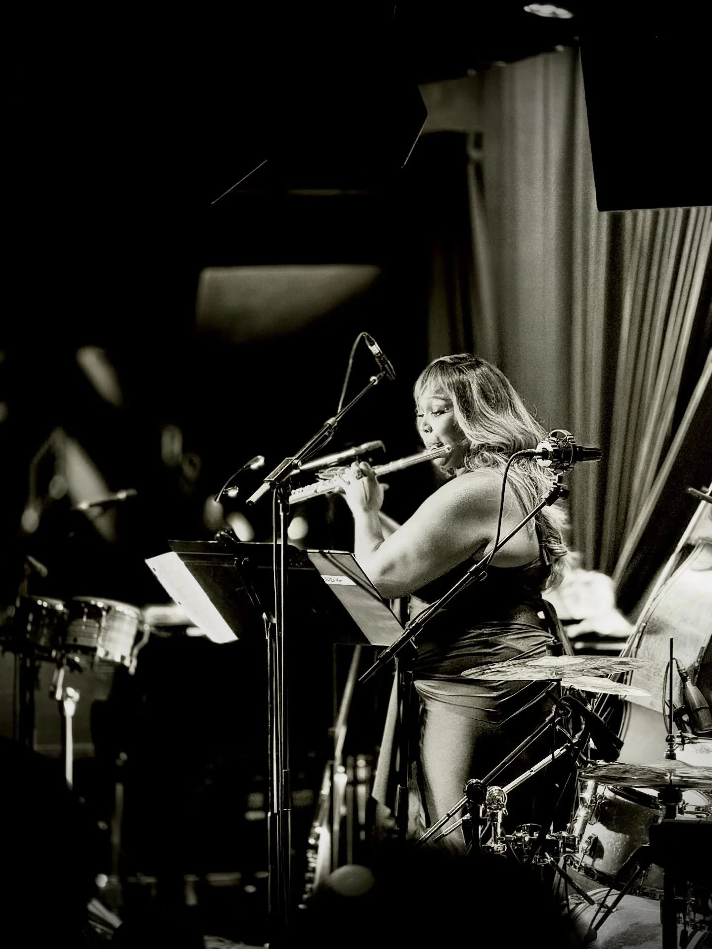 Live performances with soulful artists always and forever please 💫  @bluenotenyc with the incomparable Lizzo aka @sashabefluting 🪈 

An absolute gift to be up close with the captivating @lizzobeeating 💖🎶