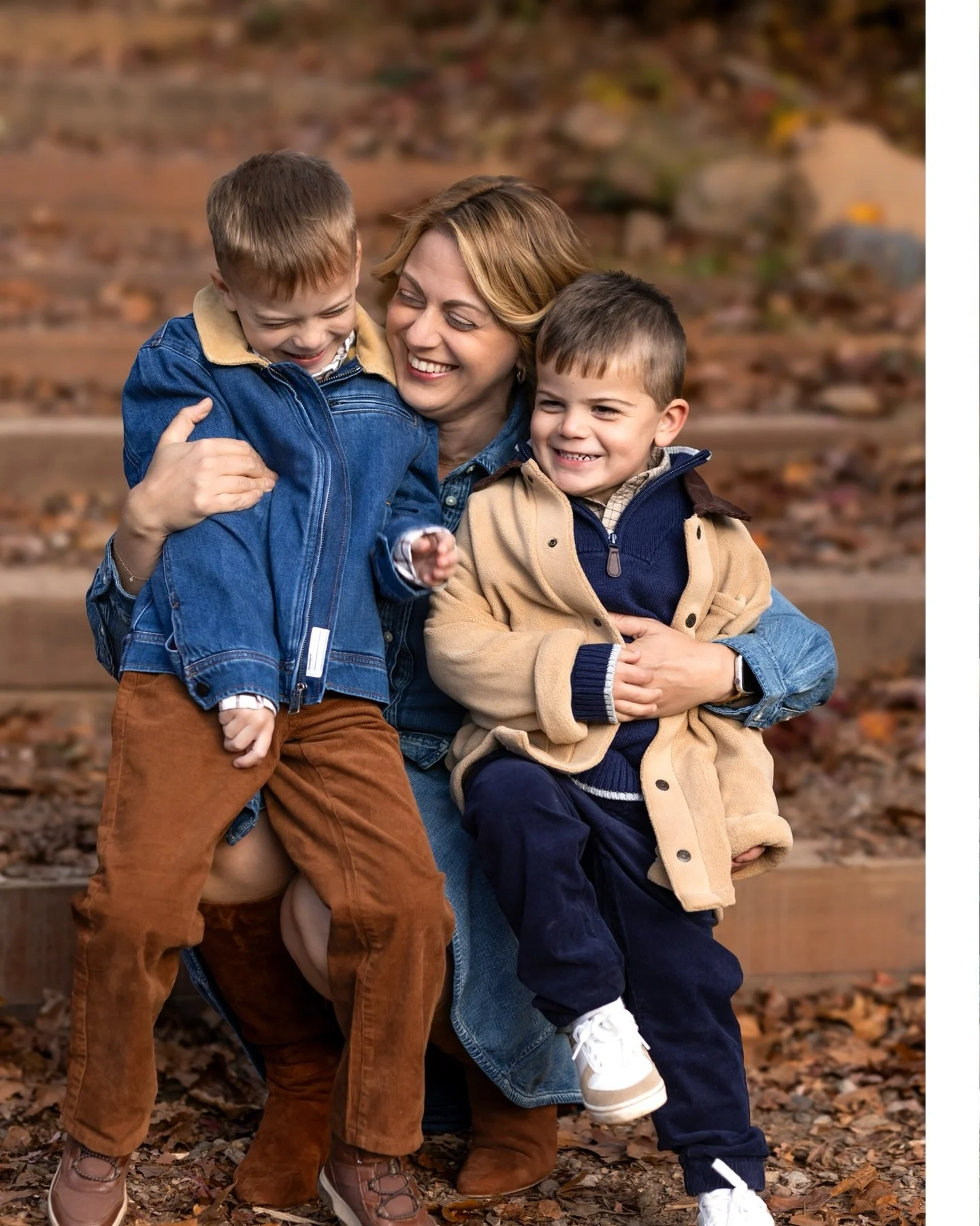 It&rsquo;s been a hot minute since I&rsquo;ve shared @livelovelens work. The fall season was totally wild!! 

What a joy to capture this sweet family for the first time on a beautiful fall day with those delicious smiles and giggles. 

Thank you so m