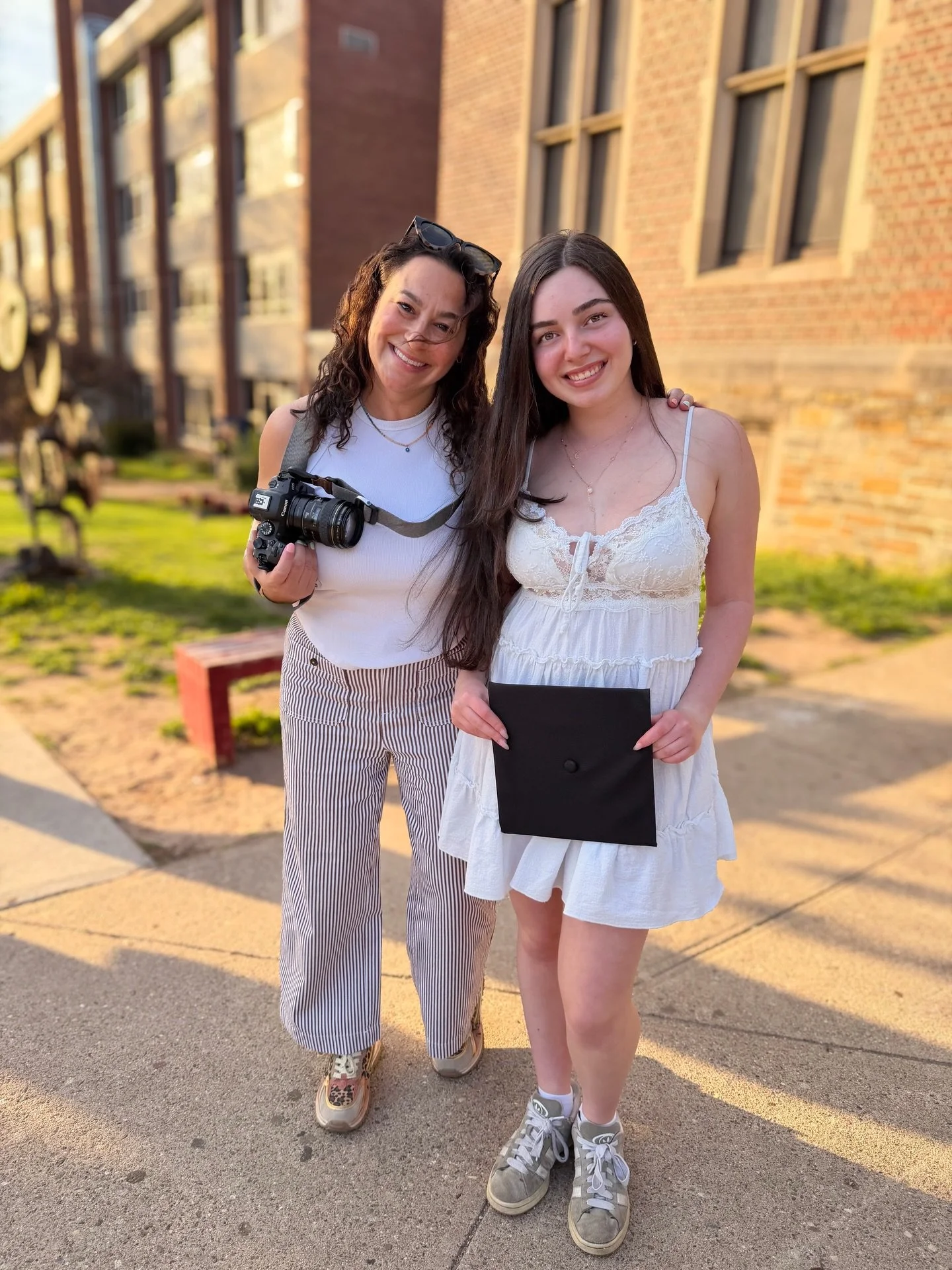 Behind-the-scenes with the most insane cherry blossoms! 🎓🌸🍒
Don&rsquo;t miss this Seniors!! 
Have a Class of 2026 grad? 
Perfect way to capture this amazing time! 🎓 

#livelovelens #maplewoodnj #southorangenj #graduationphotos #seniorportaits