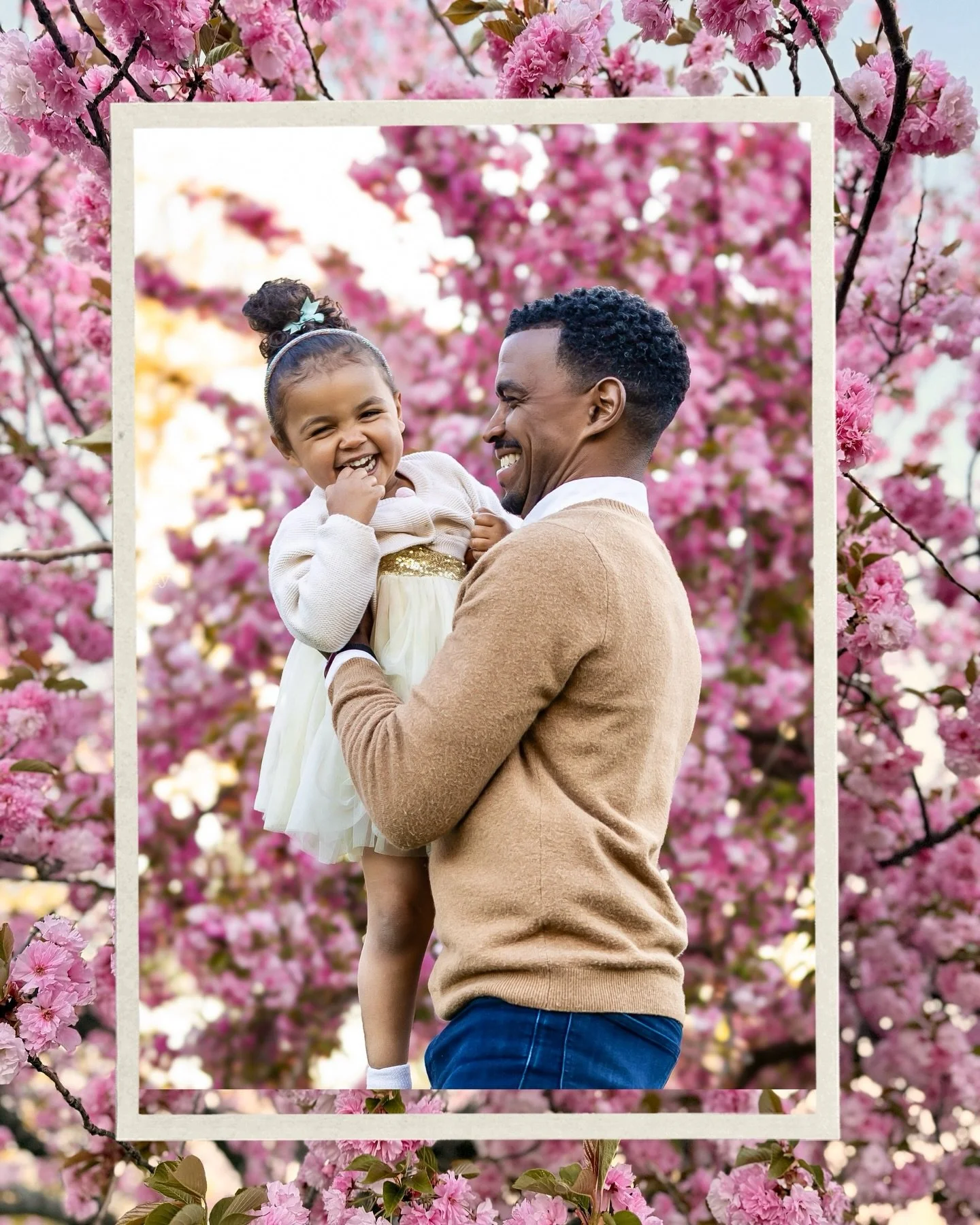 Are you kidding me?!! 👀🌸 Adorable dad and his little girl 💕 Would you believe we did this under 15 min, including the family photos with mom and two more gorgeous sisters too!! 🤩 
This smiley one was not having it with the ridiculous wind and col