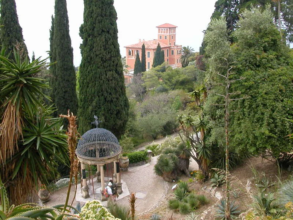  Per gli interessati di giardinaggio è d'obbligo una visita ai famosi Giardini Hanbury: pochi chilometri prima della frontiera con la Francia una grande quantità e varietà di piante esotiche che la famiglia Hanbury collezionò nei lulnghi viaggi intor