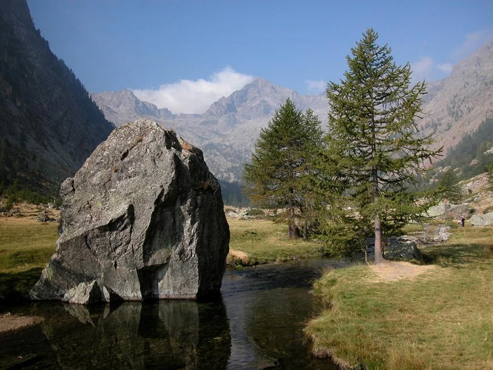  La Liguria più genuina si trova ancora intatta nel meraviglioso entroterra: nel raggio di poche decine di chilometri si raggiungono borghi dal respiro medioevale, da cui si irradiano sentieri che si inerpicano ripidi sulle pendici delle prime Alpi M