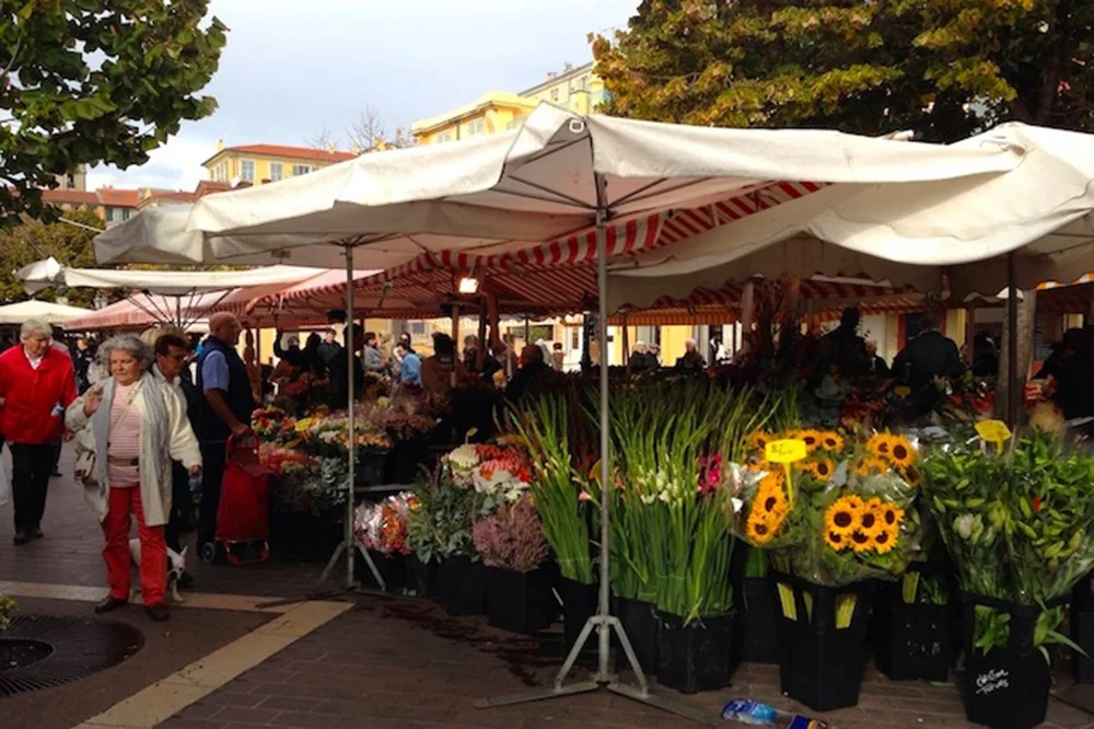  I giorni di mercato nella zona:  Lunedi , Vallecrosia.  Martedi  e  Sabato , Sanremo.  Mercoledi , Ospedaletti.  Giovedi , Bordighera e Dolceacqua.  Venerdi , Ventimiglia.   Markets occur on the following days and places:  Monday , Vallecrosia.  Tue
