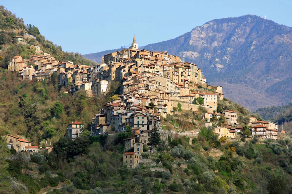 Alcuni villaggi, come Apricale con il suo teatro estivo e Triora, conosciuto come il paese delle streghe, si trovano nella lista dei 100 borghi più belli d'Italia. Some nearby villages such as Apricale (above) with its summer theatre and Triora (known as the village of witches) are to be found listed amongst the one hundred most beautiful in Italy.