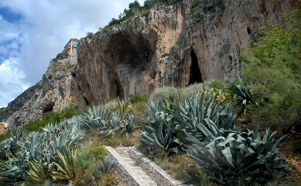 Ai Balzi Rossi, esattamente la vecchia frontiera con la Francia, è possibile esplorare le Grotte dell'Uomo Preistorico che un tempo le abitava: i reperti archeologici sono visibili nell'annesso Museo, vicino alla Spiaggia delle Uova. At Balzi Rossi, situated on the old frontier with France, you can visit the Grotto dell'Uomo Preistorico who at one time inhabited the area: the archeological specimens can be seen in the adjoining museum.
