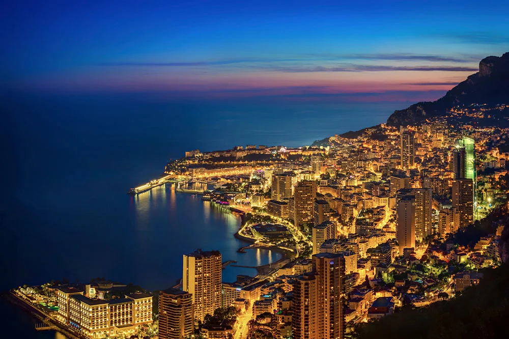 Per chi ama i ritmi più movimentati, la vicina Costa Azzurra, Monte Carlo nel Principato di Monaco e Sanremo, con i loro rinomati Casinò ed eventi, dal Festival di Sanremo al Gran Premio di Formula Uno. For the more energetic, close by is the Costa Azzurra with the elegant life style of Monte Carlo with its famous Casino or its Formula One Grand Prix. There is also San Remo with its own well known Casino or its renowned music festival.