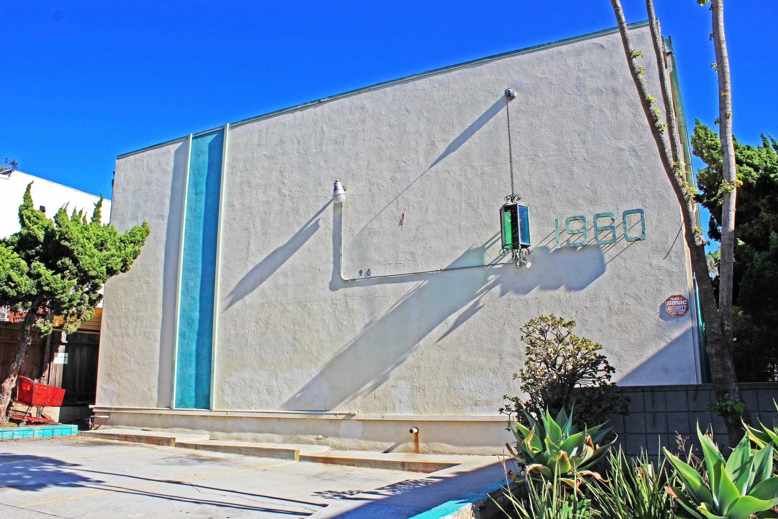 Robertson Blvd Apartments 