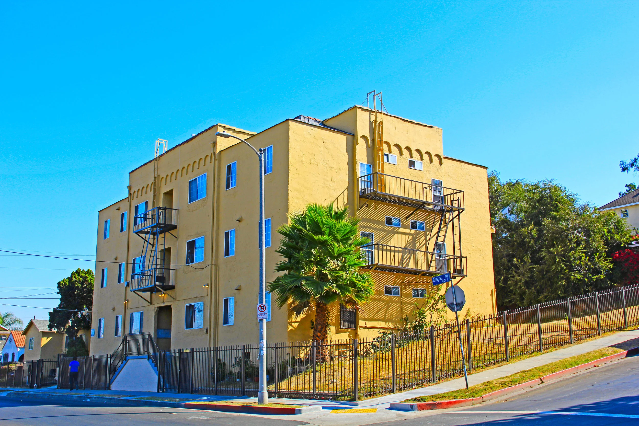 Rimpau Blvd Apartments 