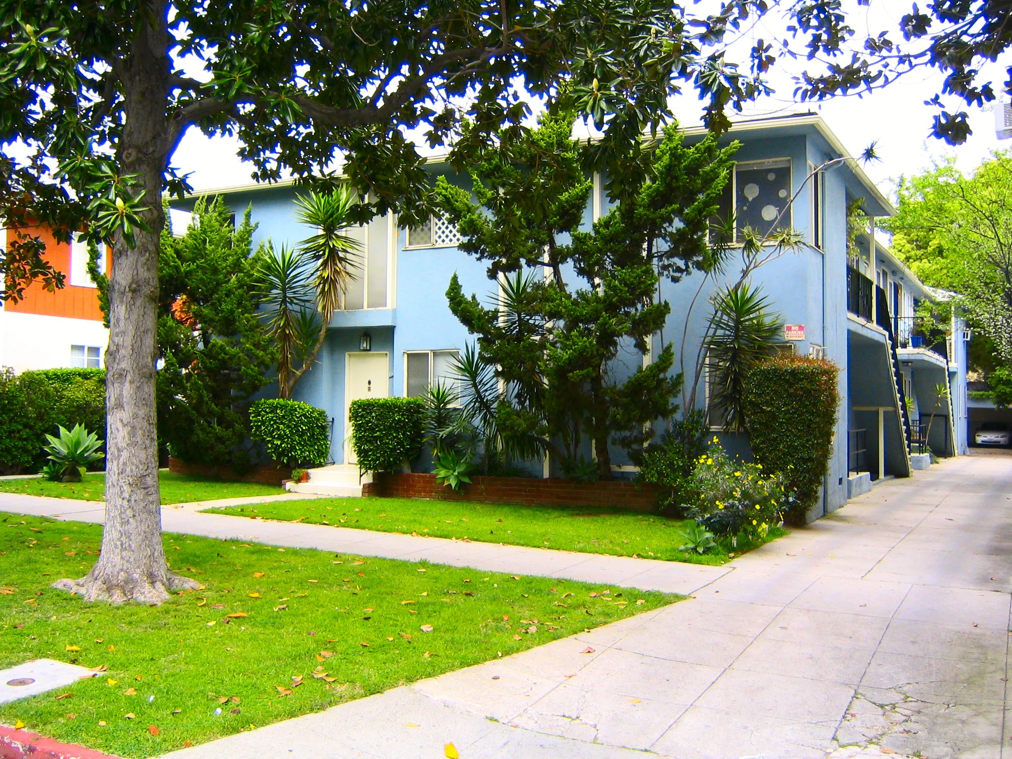 Winona Blvd Apartments 