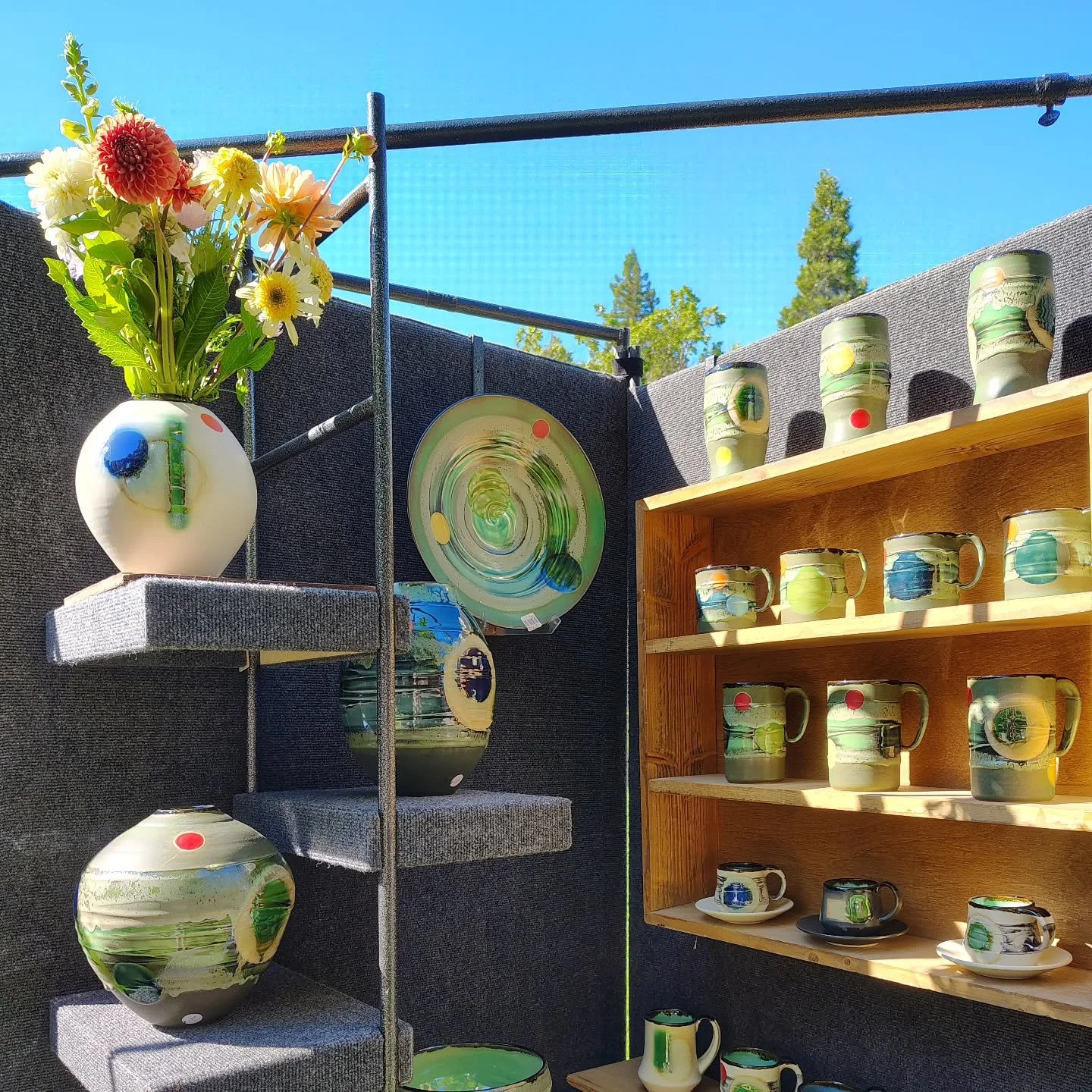 I'm back in sunny Ashland for  day @lithiaartisansmarket  10 to 5 🌞🌞🌞
#teacups #coffeecups  #teapots  #vases  #bowls #oilbottles  #artmarket  #ashland 
#cone6  #pottery #ceramics #whistlepostpottery