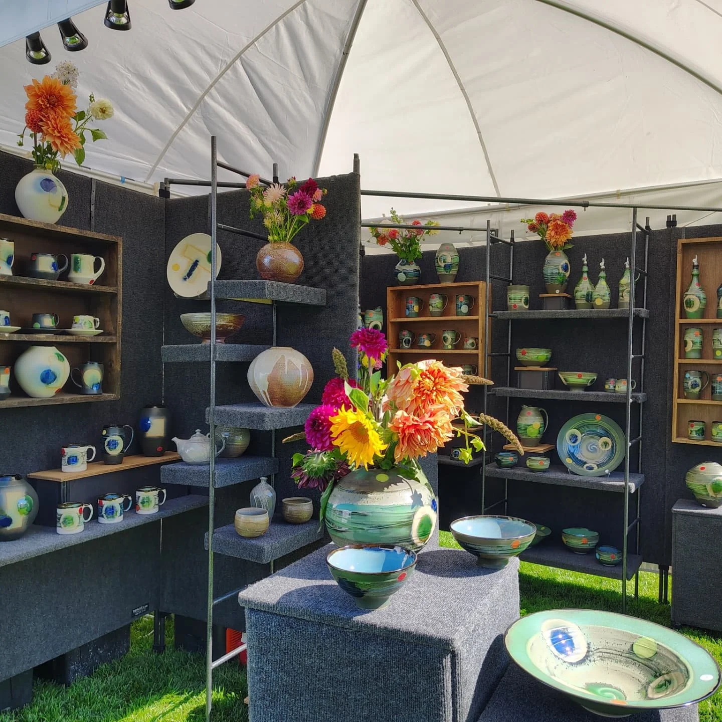 All set up and ready for the weekend here @artinthehighdesert in beautiful sunny Bend, Oregon.
You can find me in booth 410
Friday 5pm to 8pm
Saturday 10am to 6pm 
Sunday 10 am to 4pm.
#artinthehighdesert #bend #artfair #artfestivals #ceramics #pott