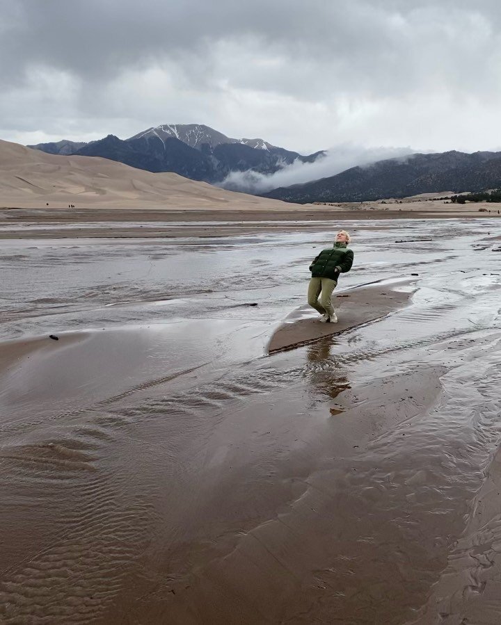 1️⃣2️⃣ Great Sand Dunes National Park, CO
3️⃣ alien vortex on the side of the road, CO
4️⃣ Crestone, CO w/ Carl
5️⃣ our Earth Haven for the weekend
6️⃣The Rio Grande in Taos, NM w/ mom
7️⃣ Taos views from the beautiful adobe home Carl found for a joi