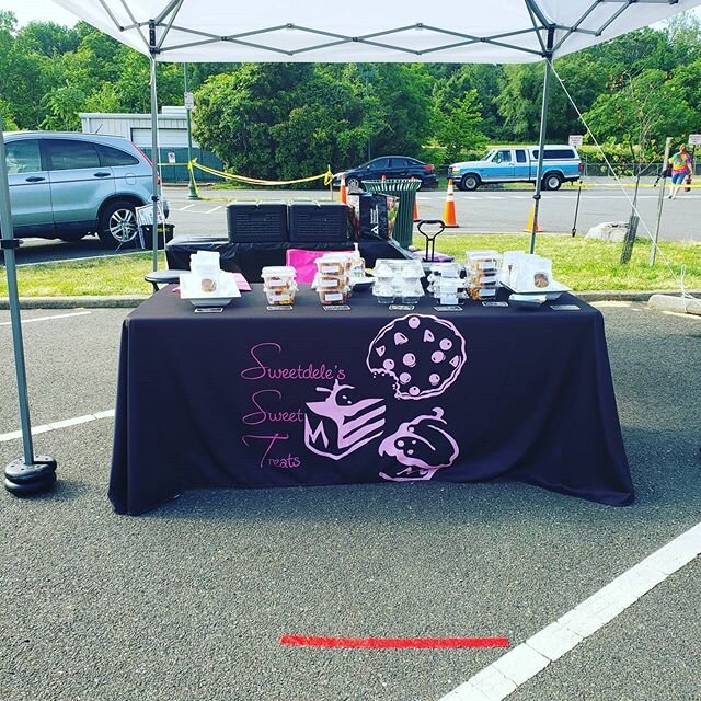 West End Farmers Market 8:30 -1:00pm Brenmar park Alex, Va. #sweettreats #thisismadeindc #redvevetcupcakes #caribbeanrumcake #chocolatechipcookies #supportyourfriends #womanownedbusiness