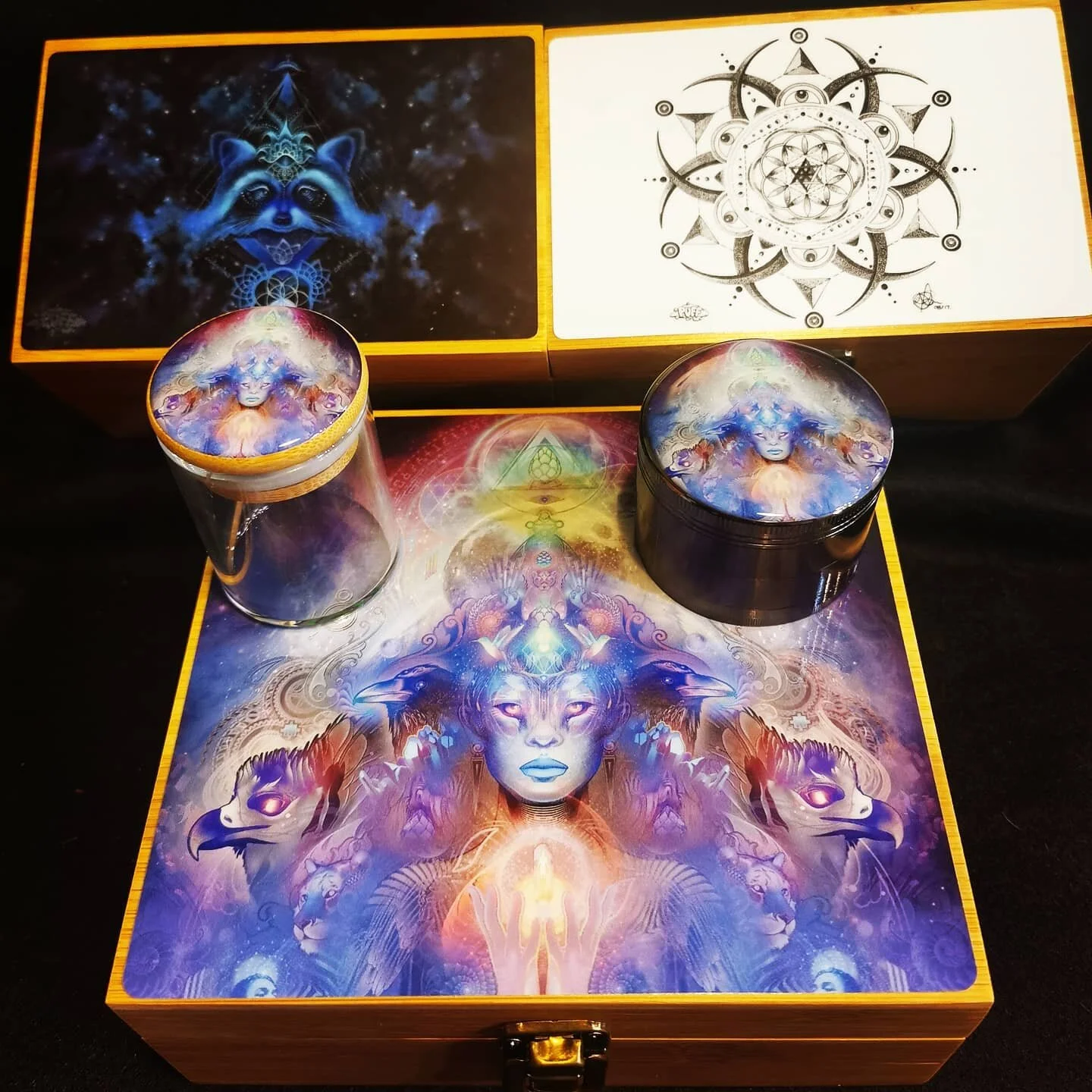 Bamboo boxes with grinders &amp; jar!!!
#stash #cosmic #giftshop #headshop #octophant #stashbox #grinder #box #hempshop #onestopshop #goldenrules #goldenbc #shoplocal