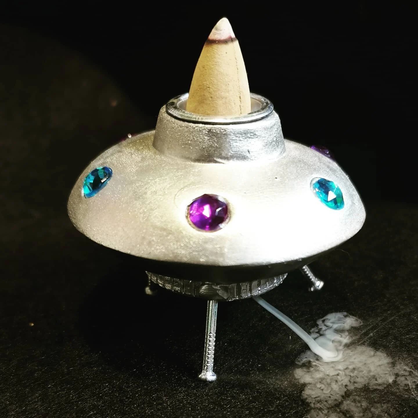 Backflow burners and Incense stocked up!!! 
All the favs!!!
.
.
.
.
.
.
.
.
#spaceship #incenseburner #incense #allthefunthings #alien #goldenrules #goldenbc #stayhigh #hempshop #giftshop #vapeshop #smokeshop #headshop #2021