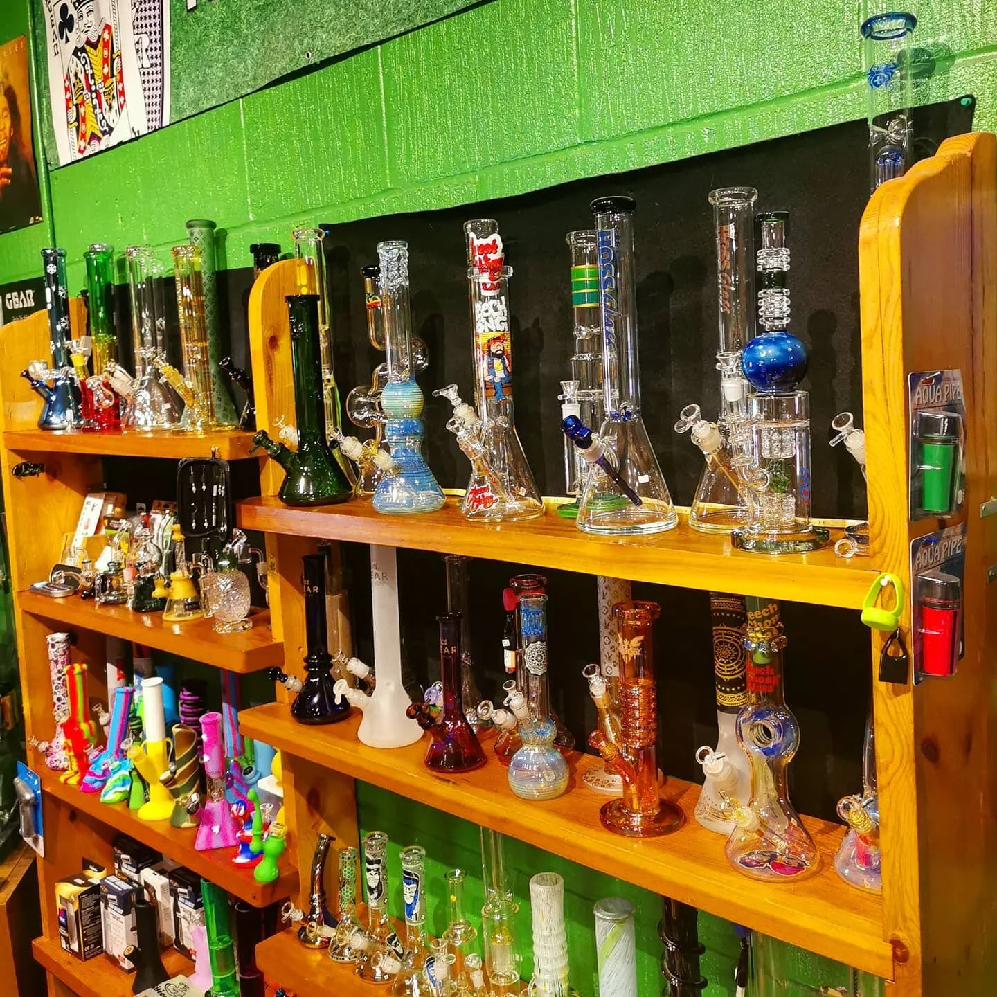 I ❤️ when the shelves are stocked with rad bongs!!!!
#bongsforsale #bigselection
#glassofig #glass #raddeststore 
#goldenrules #goldenbc #silicone #allthefunthings #cheechandchongglass #gear #piecemaker #lit #hoss #infinity #puff #beakers #icecatcher