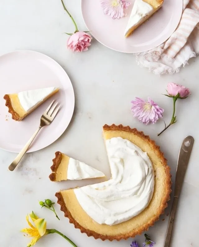 This Grapefruit Lemon Tart recipe by @stylesweetdaily would be such a fun, simple DIY for a wedding dessert table!