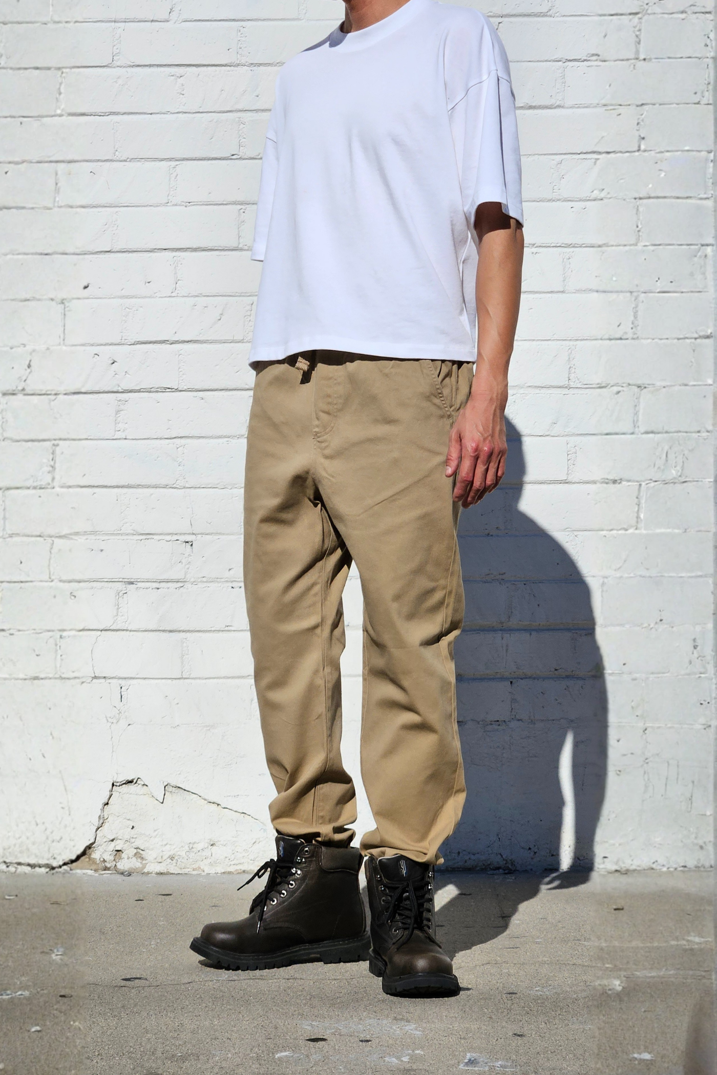 mens-khaki-jogger-pants-workwear-relaxed-boots-outfit.png