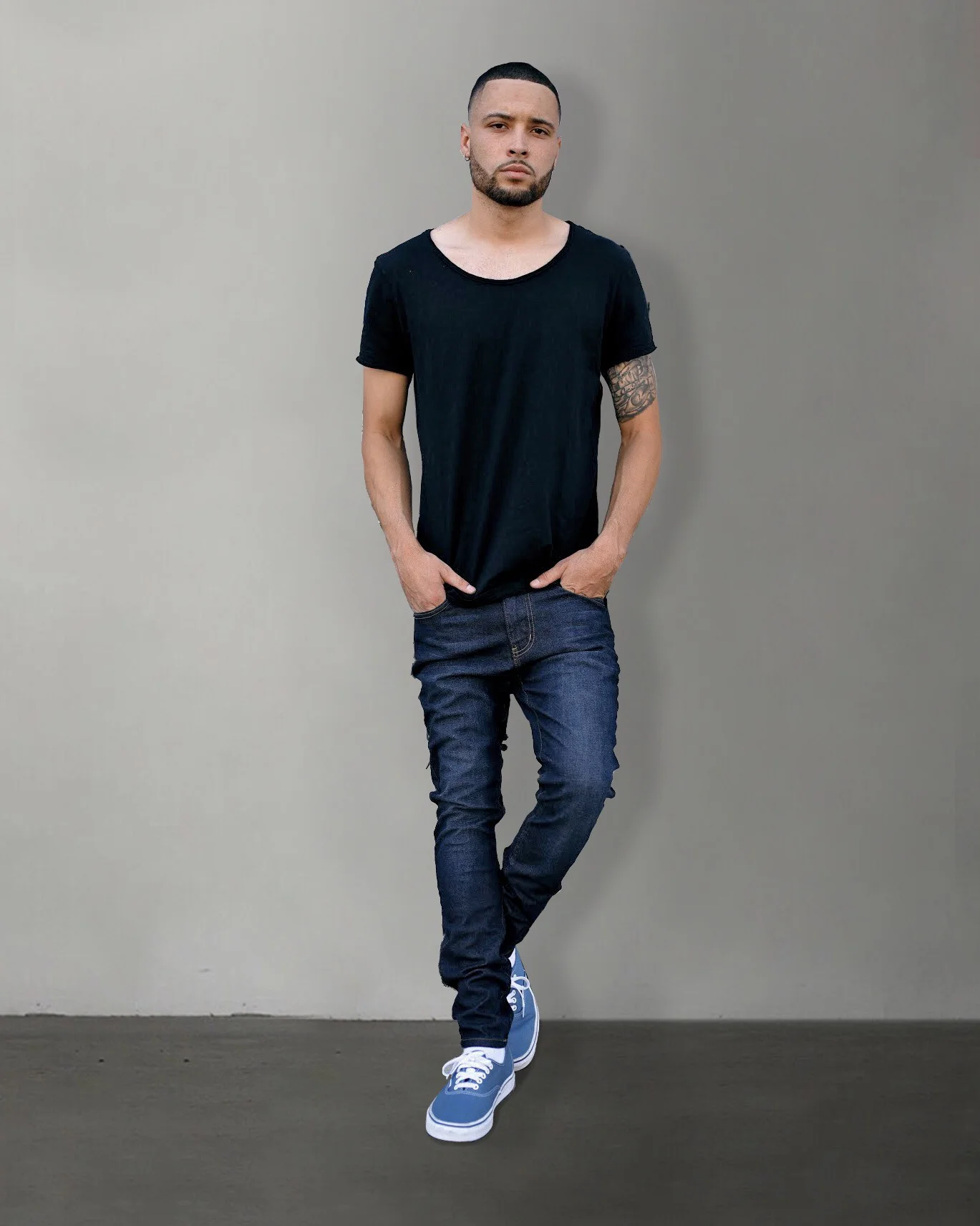 Model in men’s fade super dark skinny jeans.