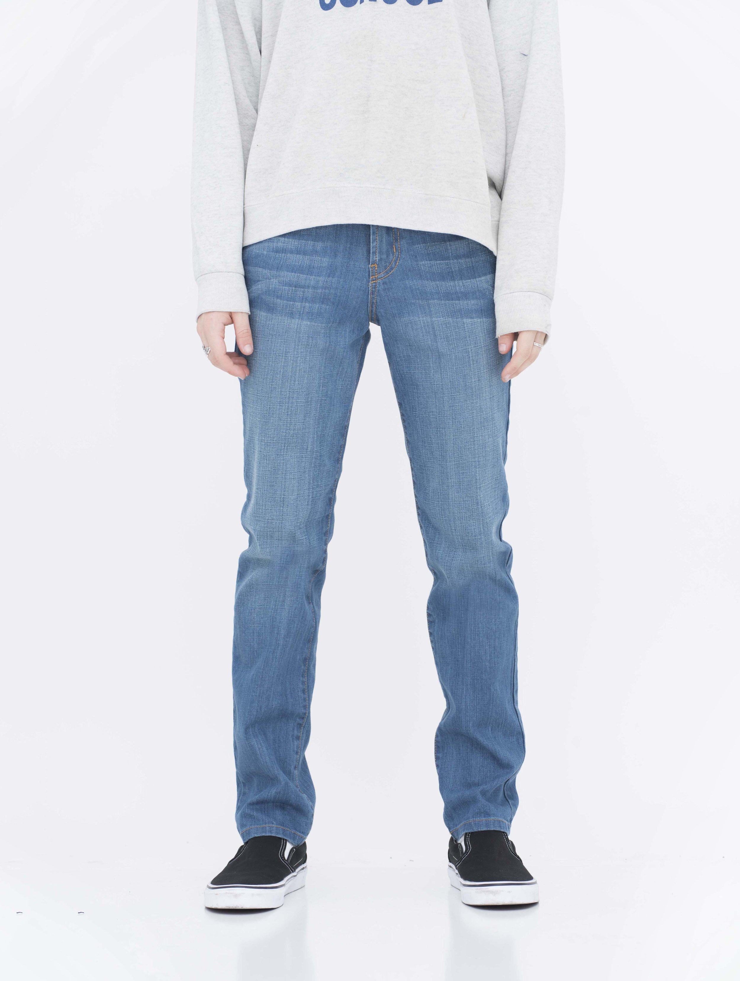 Front view of model in fade medium blue skinny jeans.