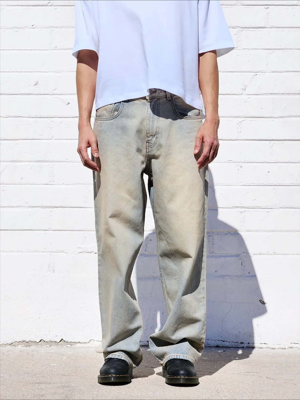 Neo Blue creme bleach

&mdash;&mdash;

A vintage-bleached tone that hits between white and bone. Neo Blue&rsquo;s signature relaxed fit keeps it effortless.

&mdash;&mdash;

Neo blue jeans