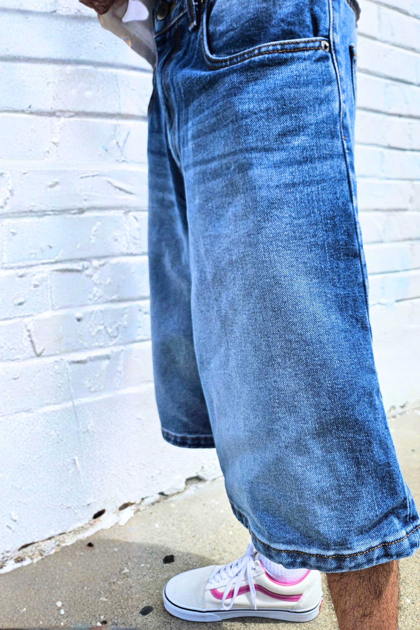 mens-medium-light-blue-fade-super-baggy-jean-shorts-summer-casual-streetwear-festival-look-bermuda-wide.png