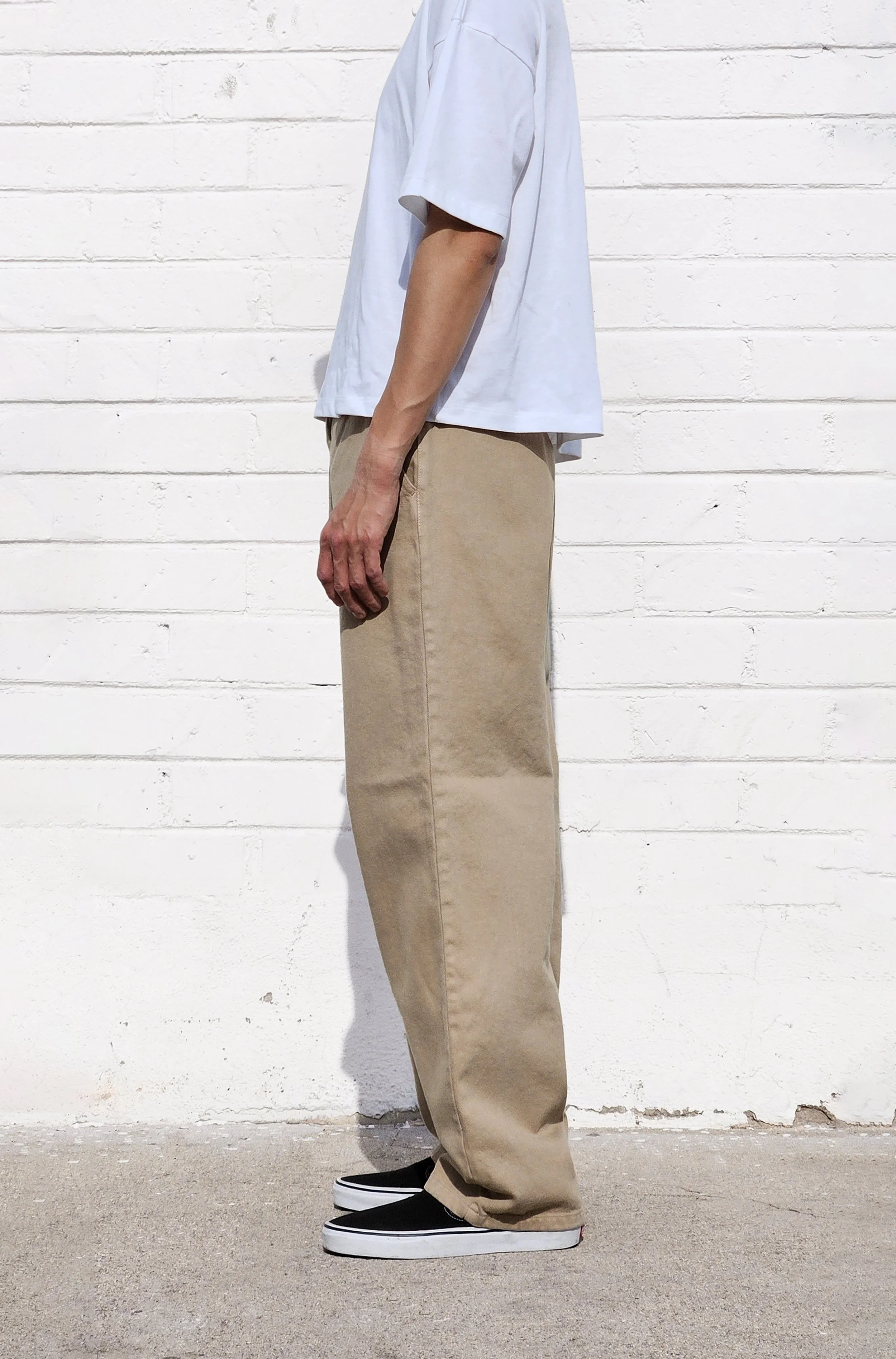 mens-khaki-bull-denim-baggy-chino-pants-streetstyle-inspo.jpg