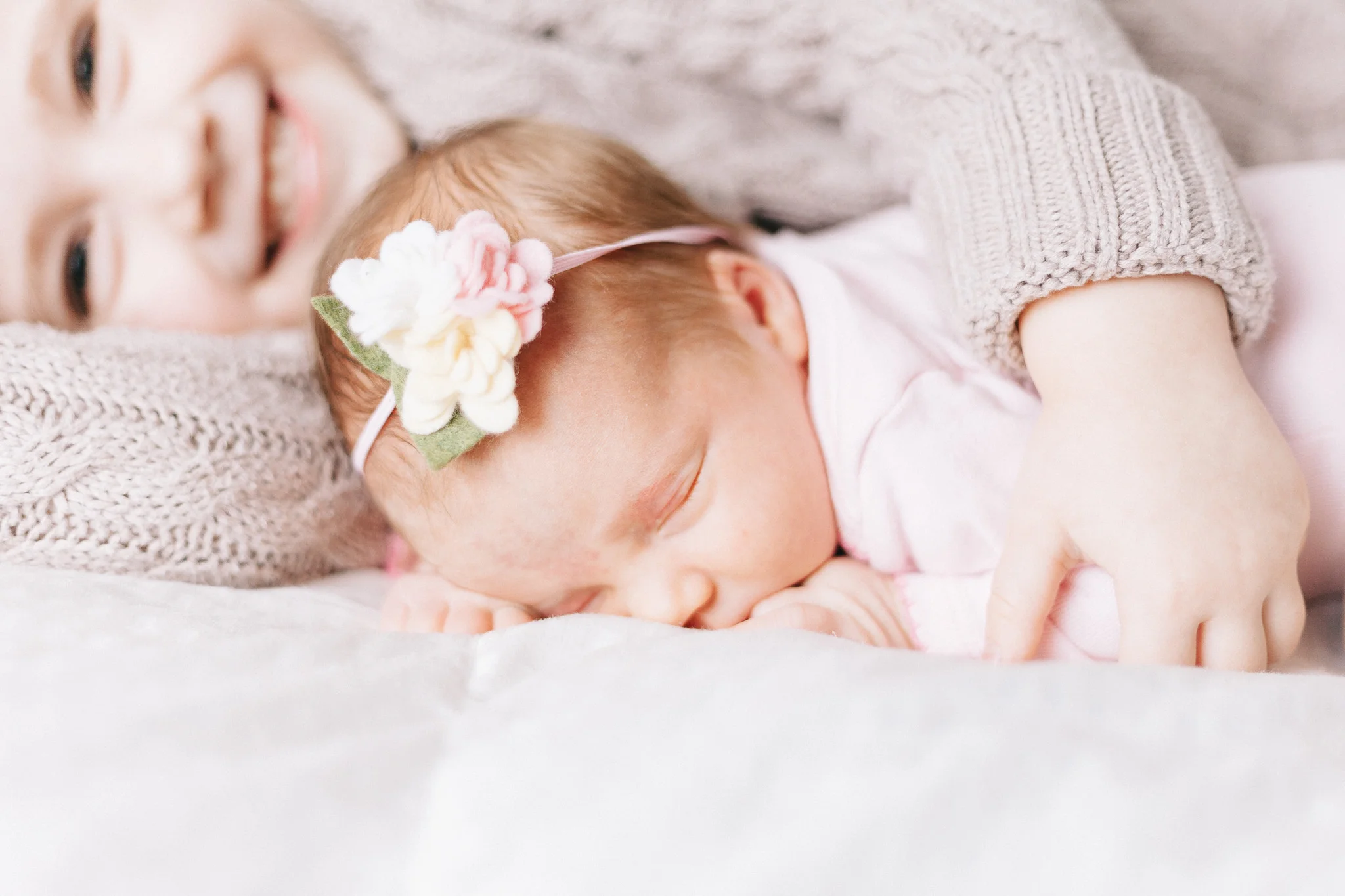 thomas wywrot photography newborn photographer baby pictures infant photos bow family indoor in home mom mother dad father sister smiles natural nashville tn tennessee brentwood franklin