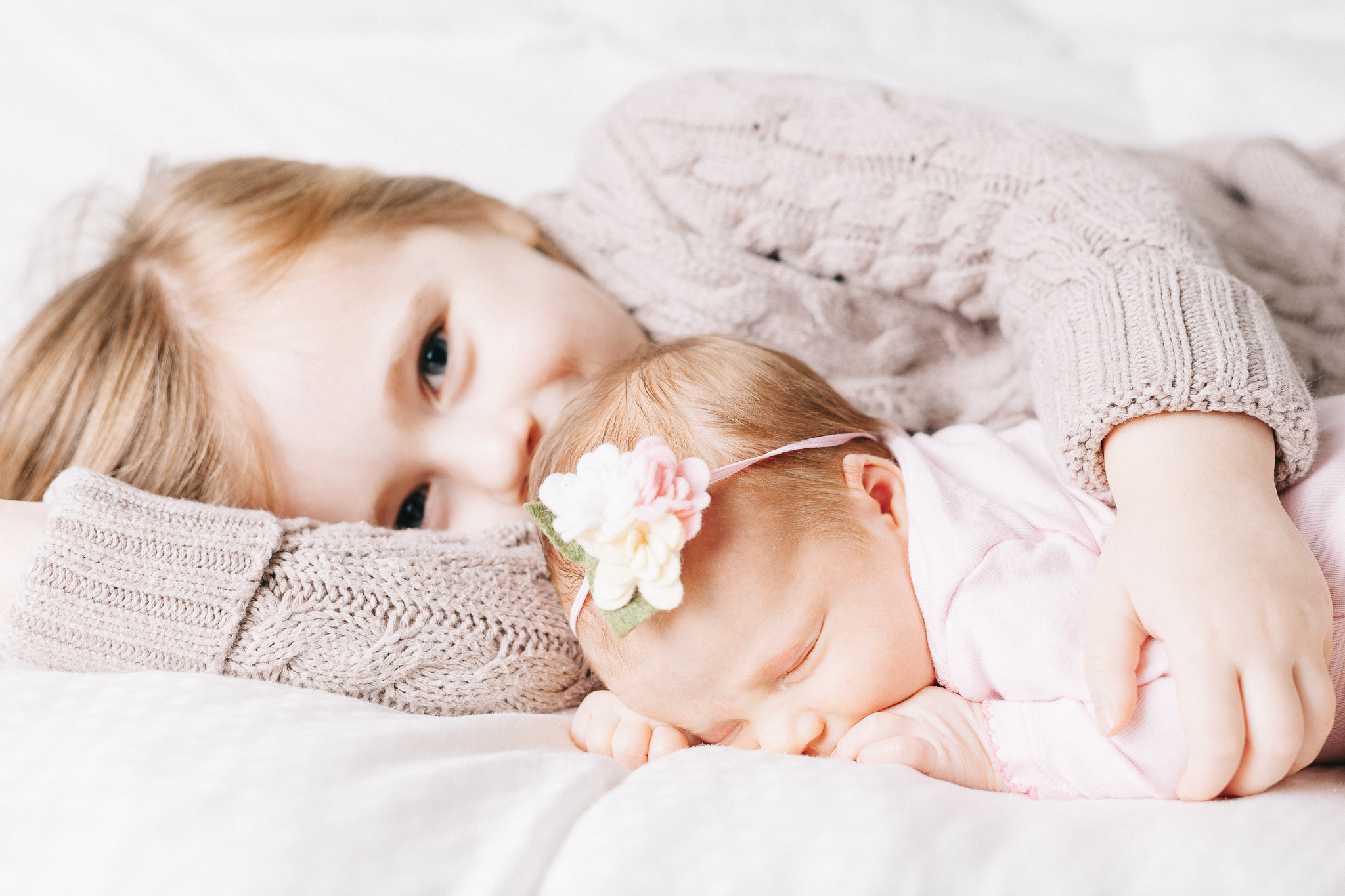 thomas wywrot photography newborn photographer baby pictures infant photos bow family indoor in home mom mother dad father sister smiles natural nashville tn tennessee brentwood franklin