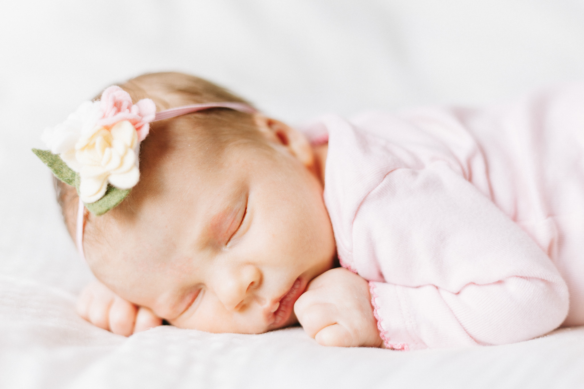 thomas wywrot photography newborn photographer baby pictures infant photos bow family indoor in home mom mother dad father sister smiles natural nashville tn tennessee brentwood franklin