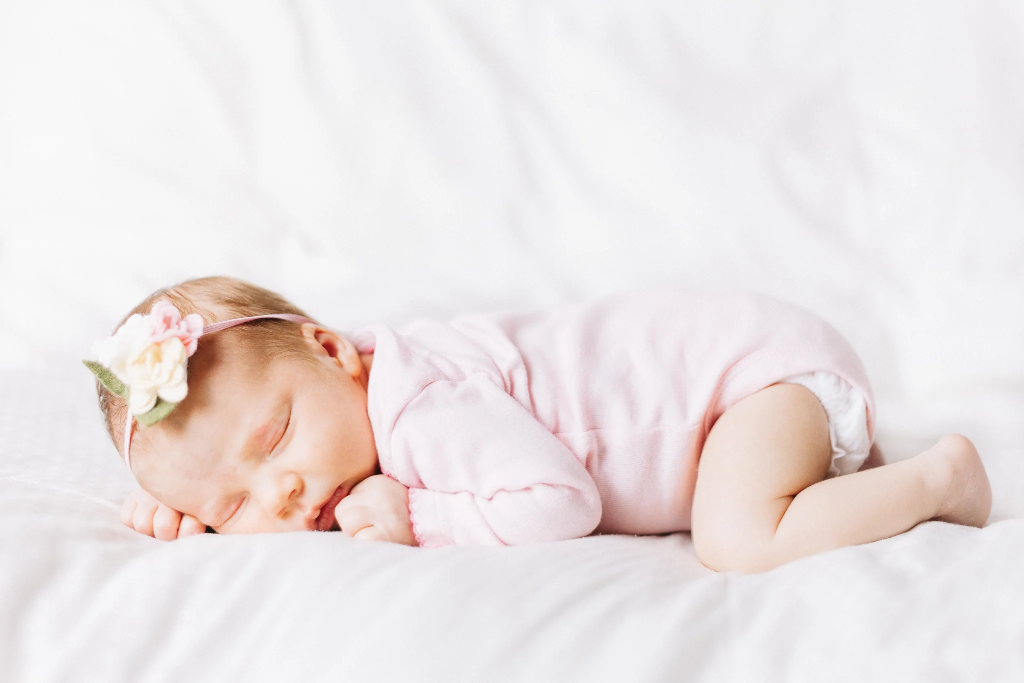 thomas wywrot photography newborn photographer baby pictures infant photos bow family indoor in home mom mother dad father sister smiles natural nashville tn tennessee brentwood franklin