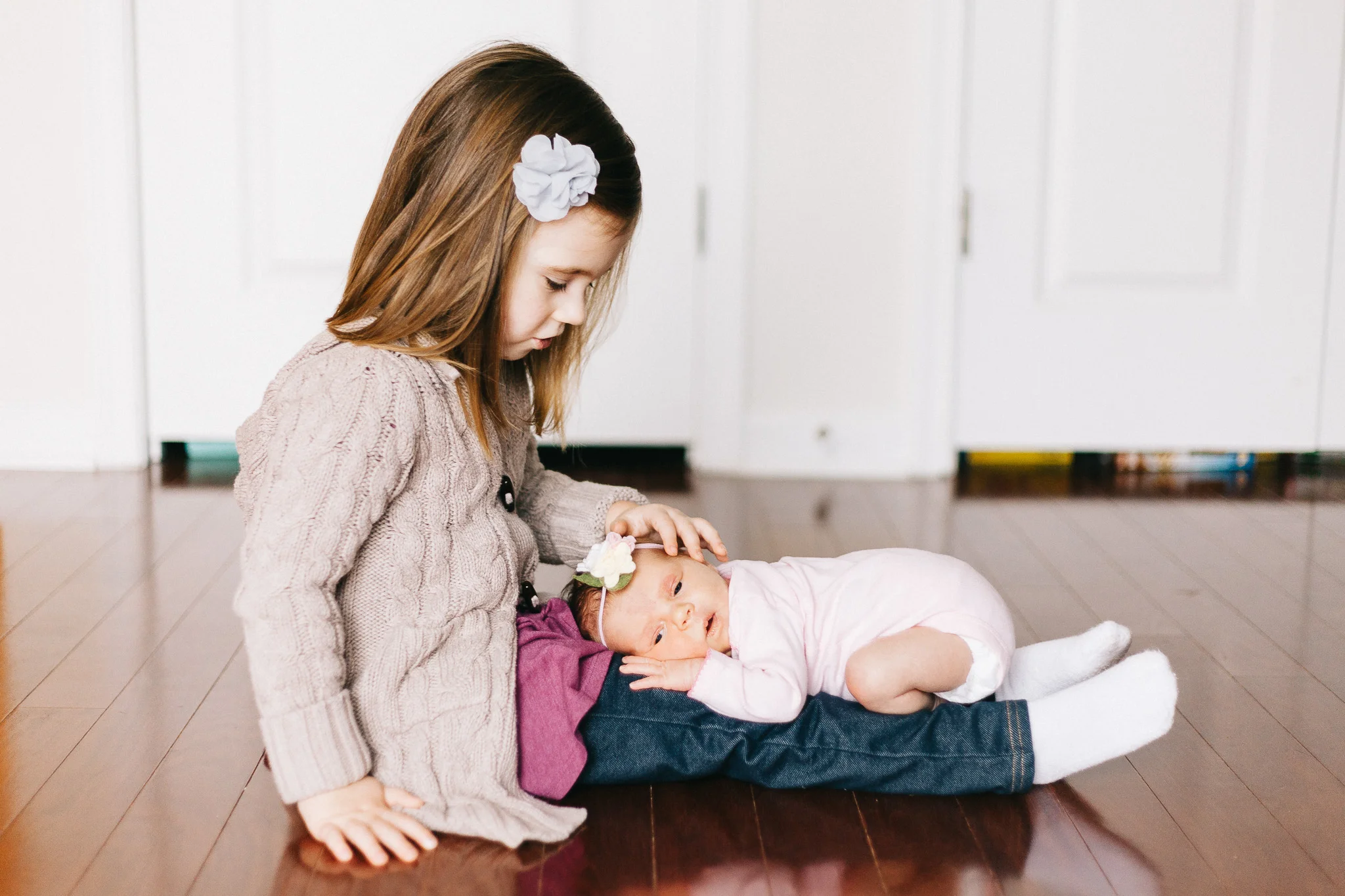 thomas wywrot photography newborn photographer baby pictures infant photos bow family indoor in home mom mother dad father sister smiles natural nashville tn tennessee brentwood franklin