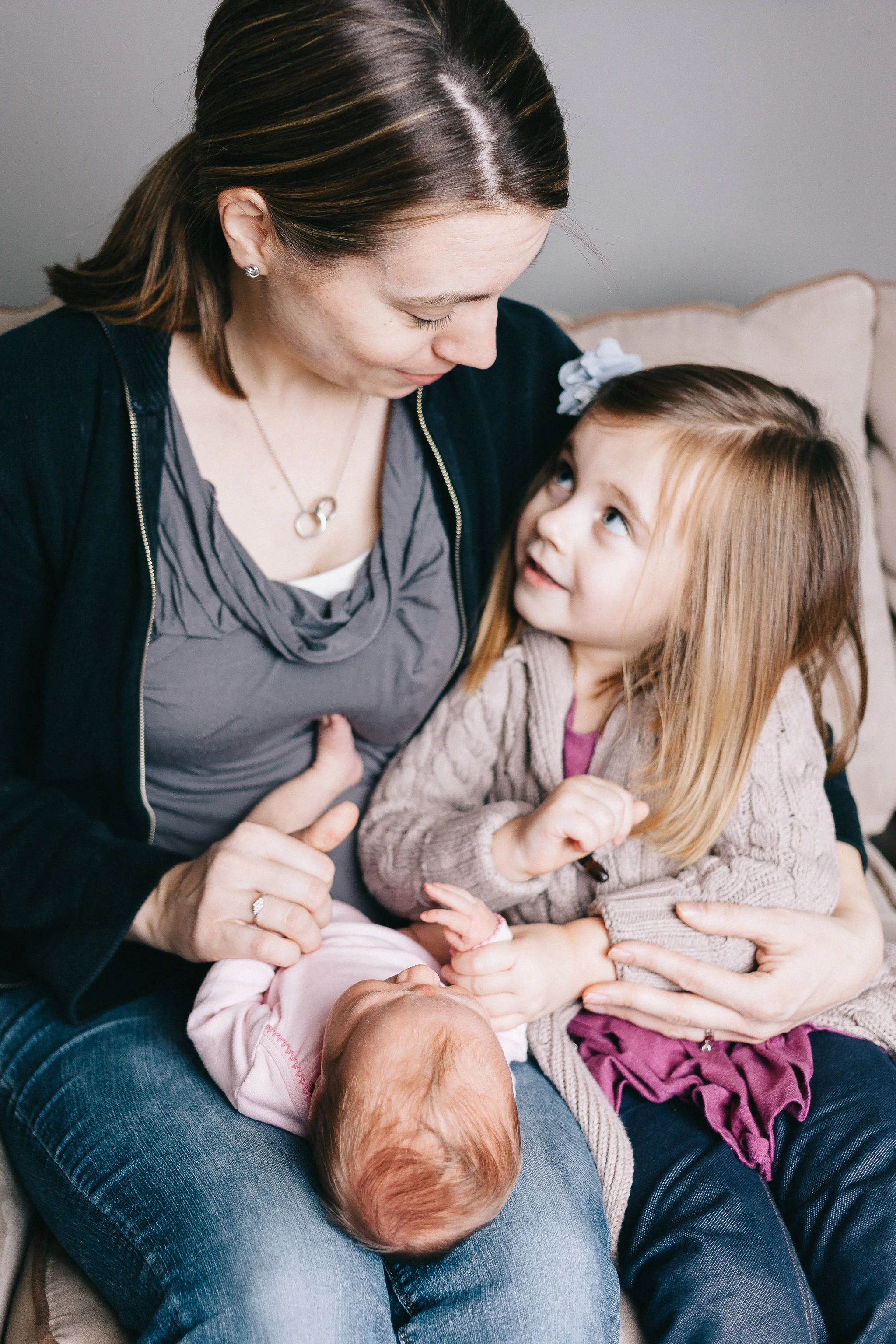 thomas wywrot photography newborn photographer baby pictures infant photos bow family indoor in home mom mother dad father sister smiles natural nashville tn tennessee brentwood franklin