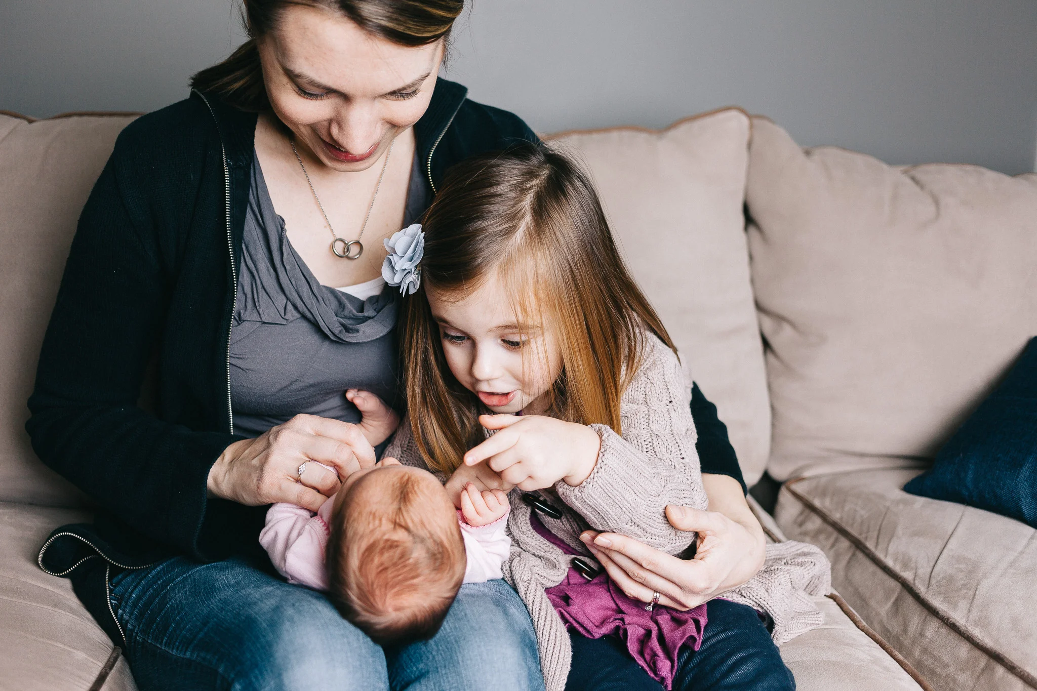 thomas wywrot photography newborn photographer baby pictures infant photos bow family indoor in home mom mother dad father sister smiles natural nashville tn tennessee brentwood franklin