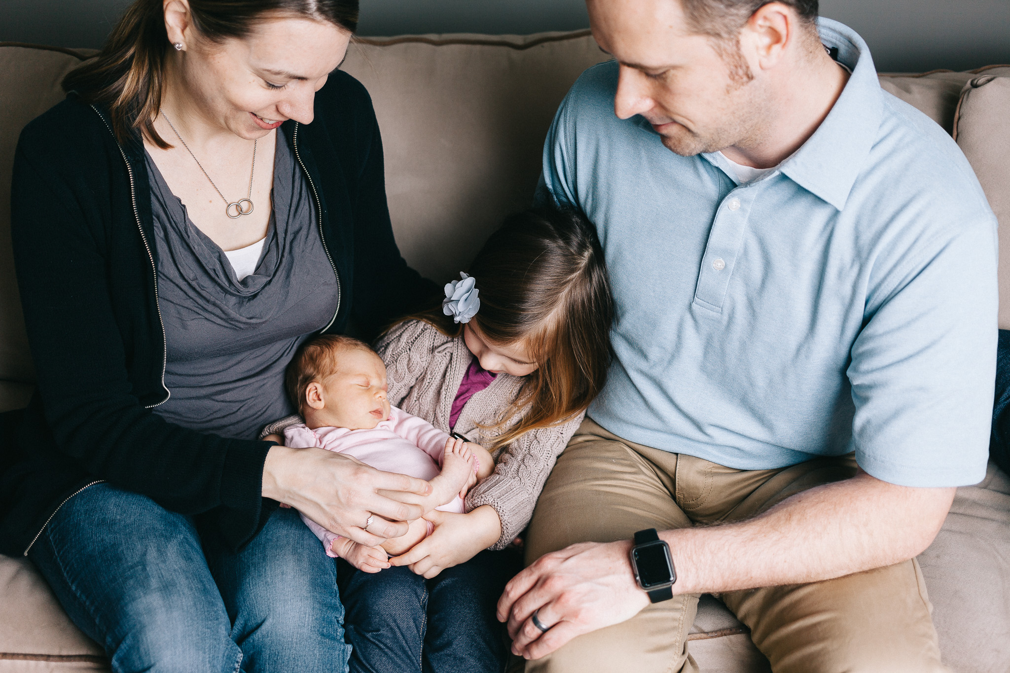 thomas wywrot photography newborn photographer baby pictures infant photos bow family indoor in home mom mother dad father sister smiles natural nashville tn tennessee brentwood franklin