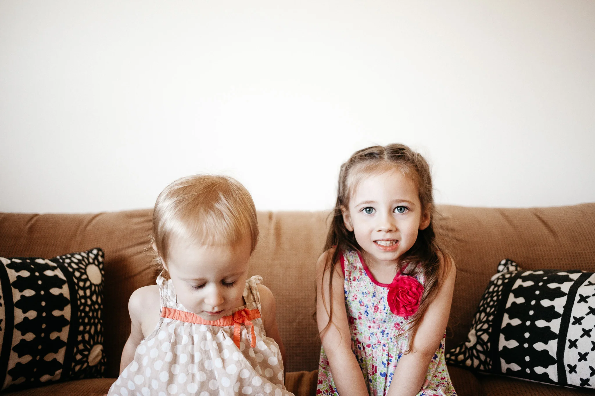 thomas wywrot photography nashville family photographer newborn baby infant boy sisters pictures photos in home indoor nashville tn tennessee brentwood franklin