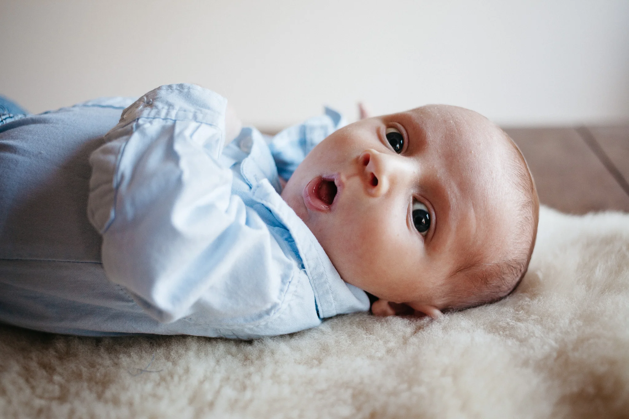 thomas wywrot photography nashville family photographer newborn baby infant boy sisters pictures photos in home indoor nashville tn tennessee brentwood franklin
