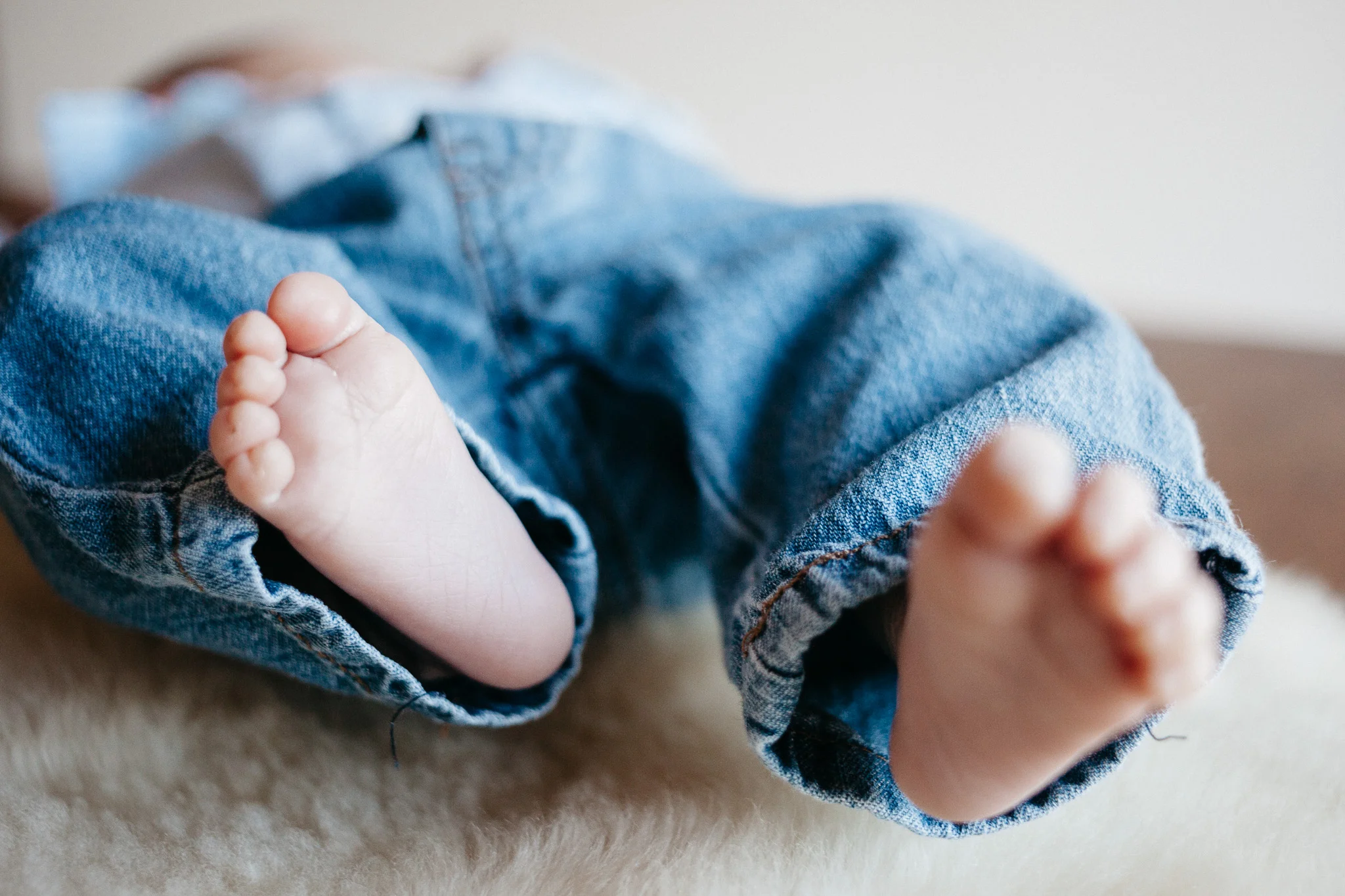 thomas wywrot photography nashville family photographer newborn baby infant boy sisters pictures photos in home indoor nashville tn tennessee brentwood franklin