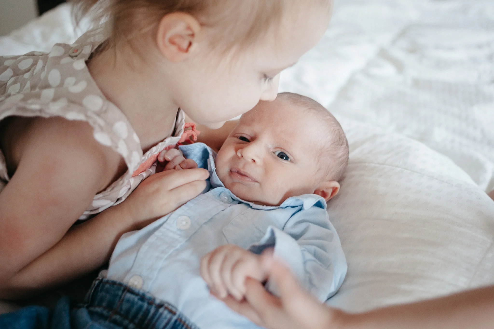 thomas wywrot photography nashville family photographer newborn baby infant boy sisters pictures photos in home indoor nashville tn tennessee brentwood franklin