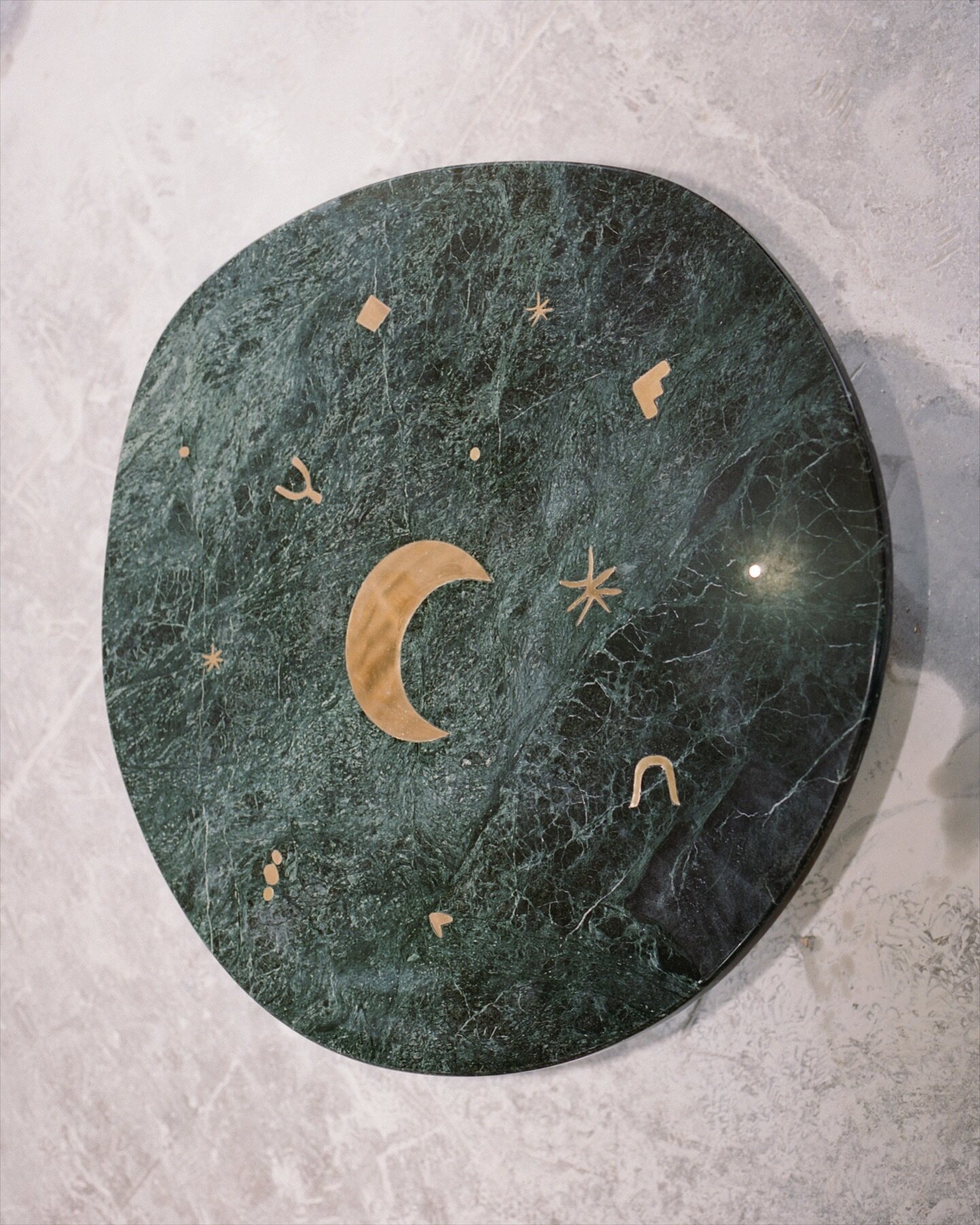 Constellation 
Dinning Table Small 

Detail of our constellation table made of green marble Tikal with brass inlays. Inspiration for the latter comes from the neoclassical marquetry furniture of the 18th and 19th centuries, combined with the strong s