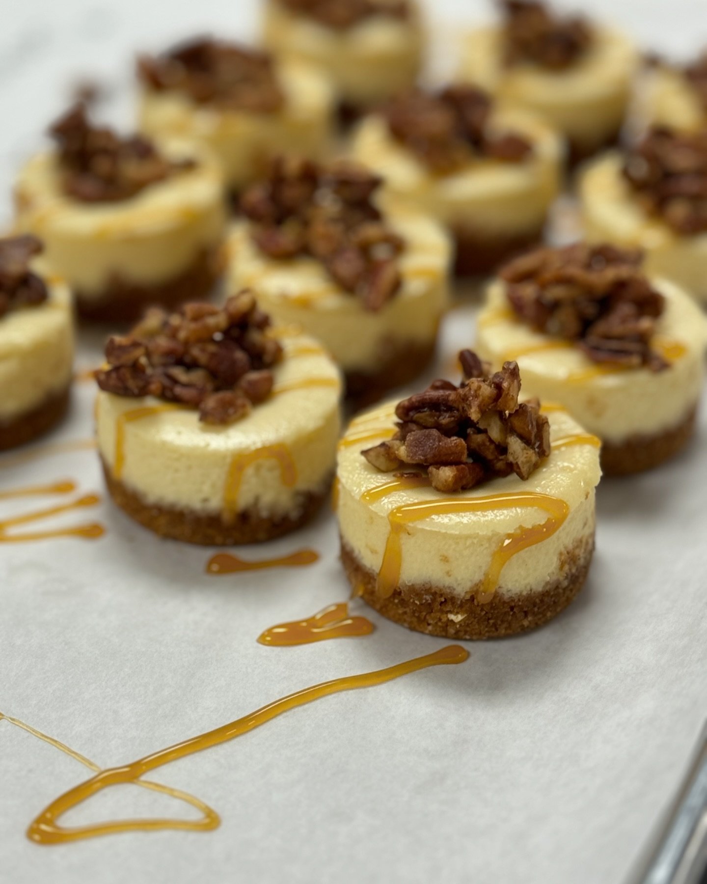 Caramel Pecan Popcorn Minis🔥
Graham cracker and caramel corn crust, caramel cheesecake, topped with caramel drizzle, candied pecans and a sprinkle of sea salt!