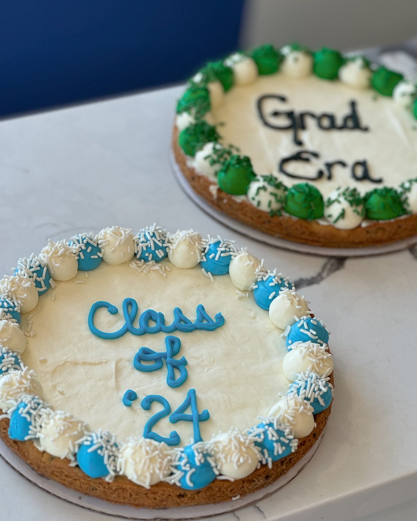 Ok Grads it&rsquo;s your time to shine✨
Order a celebration cake online - any flavor, any color decoration &amp; any quote you&rsquo;d like for $25! 

Celebration cakes are a 9in cookie cake topped with a thin cheesecake layer, with cheesecake dollop