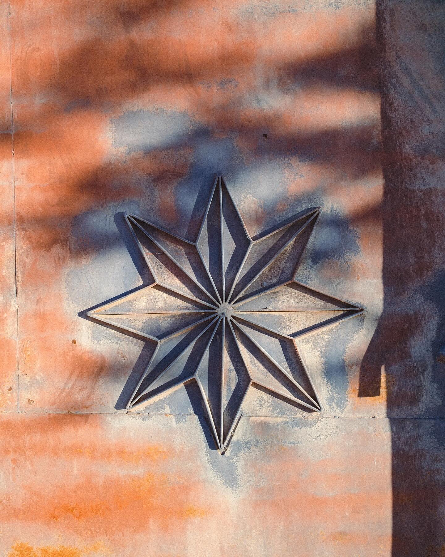 Just dropping our once every 3 months Sha&rsquo;bi house gate picture. Captured fresh today in Abu Dhabi city. 
Cool pattern, faded colours, rust texture and early morning light. Goodness.