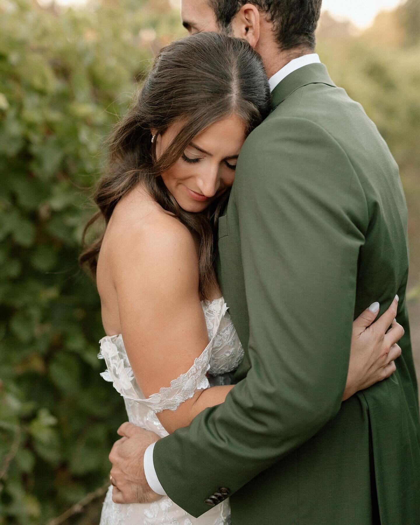 Kelsey and Brandon&rsquo;s fall 2023 wedding deserved a permanent spot on the grid 😍 so honored to have captured the first ever wedding at Salt &amp; Acres too, check out their beautiful farm/orchard venue! 
Planner: @eventangel7 
Venue: @saltandacr