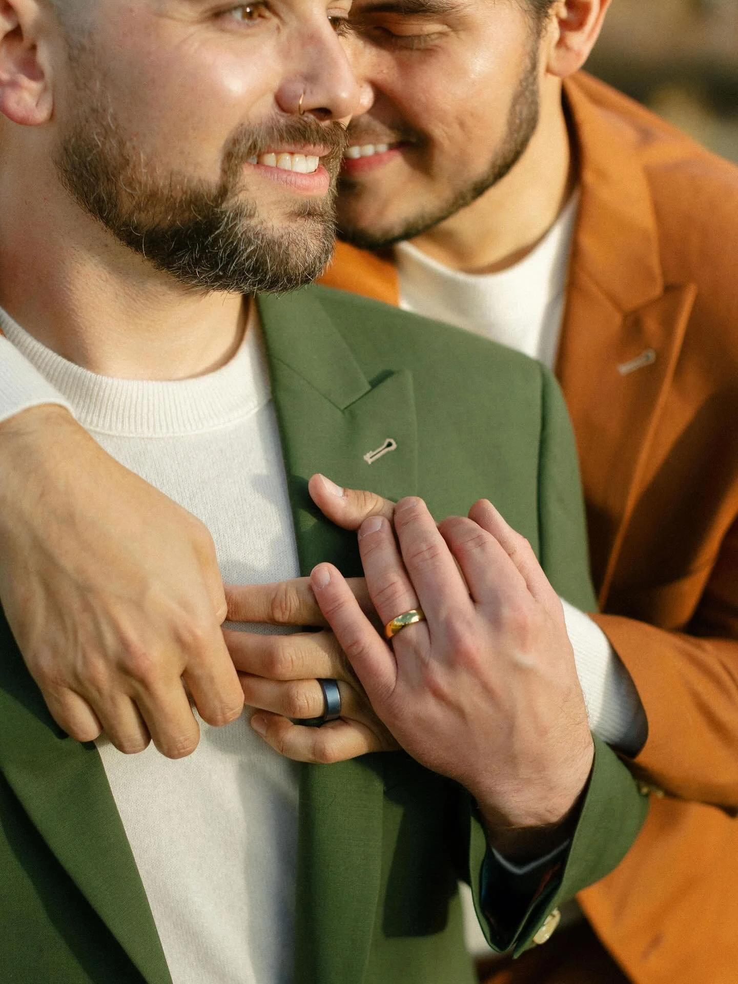 Been so excited to share this perfect fall wedding with Douglas and Felipe ❣️ first of all, I was obsessed with them from our first call (and after hearing my partner talk about how awesome Douglas is since he does their hair! Check him out at @fade_