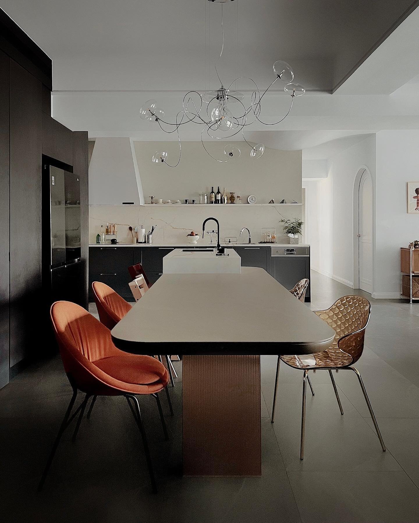 雋永的顏色，清透的材質，點點螢光照亮黑色餐廚空間。

⋯⋯
#haodesign #haoslifetw #interiordesign #interiorstyling #interiordecor #decor #kitchen #diningroom #calligaris #cattelanitalia #postitfortheaesthetic #tflers