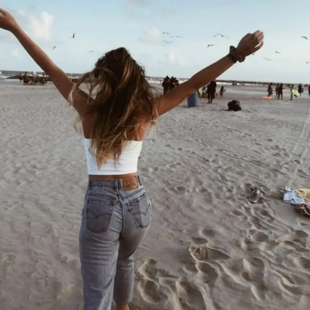 Todays requirements: Good vibes and great lipstick 💄 Happy Wednesday 🥰