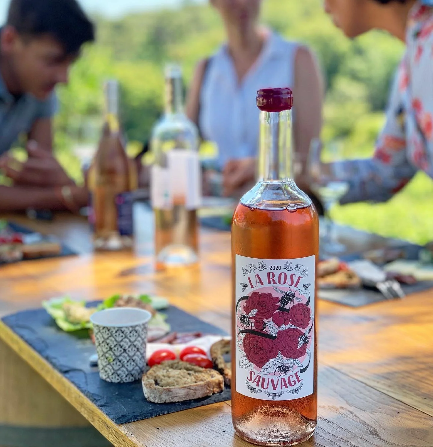 Best way to spend a sunny Sunday? With friends, good food and chilled rosé of course! Cheerful wines & happy moments.β±π¦ͺπ₯β£
β£
#charivariwines #larosesauvage #rosewine #sundayfunday
